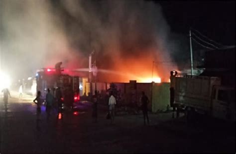 Sultanpur: ट्रामा सेंटर में ऑक्सीजन सिलेंडर में हुआ विस्फोट, लगी भीषण ...