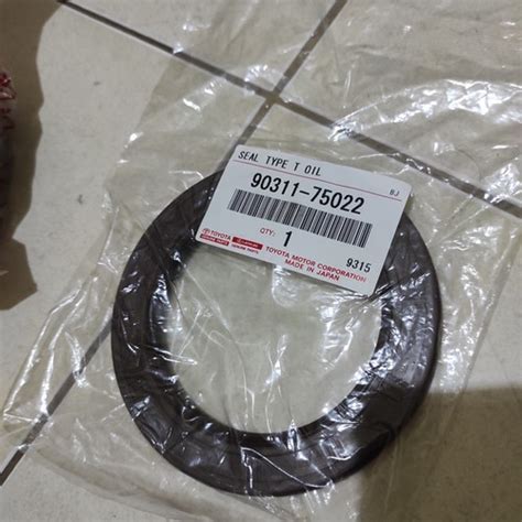 Jual sil crankshaft seal kruk as belakang Toyota Yaris Bakpao 90311 ...