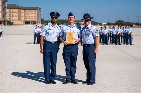 Basic Training Graduation Ceremony 的图像结果