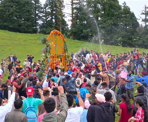 अद्भुत है उत्‍तरकाशी का Butter Festival,यहां पर्यटकों ने दूध-मक्खन से ...