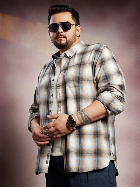 Instafab Plus Men's Charcoal Black & Off-White Gradient-Graph Regular Shirt