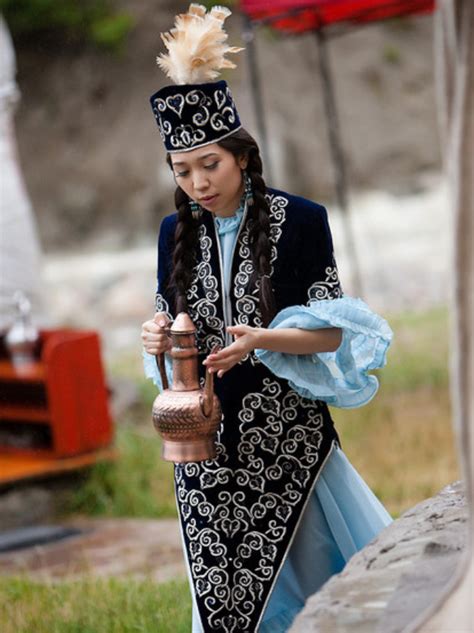 身着哈萨克斯坦传统服装工作室拍摄的布丁的年轻舞高清图片下载-正版图片504788122-摄图网