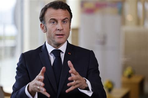 Emmanuel Macron invite officiellement les partis le 30 août, "une main ...