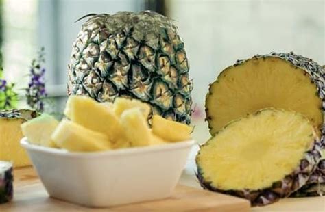 Crown-Removed Pineapples : crownless pineapple