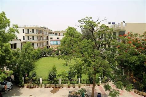 Dayanand Girls PG College Kanpur Campus: Photos, Virtual Tour