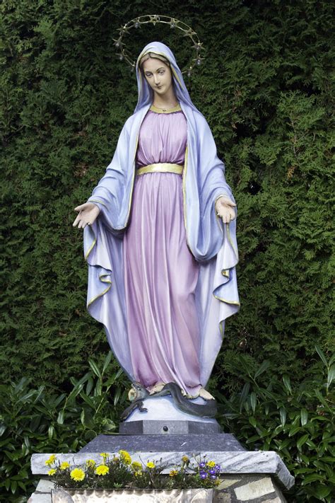 19 of the Most Breathtakingly Beautiful Statues of Our Lady | ChurchPOP | Blessed mother statue ...