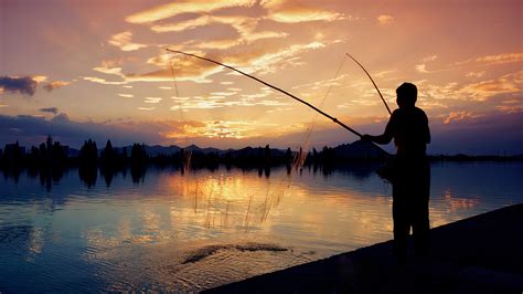 钓鱼器具图片-湖面小船上的钓鱼器具素材-高清图片-摄影照片-寻图免费打包下载