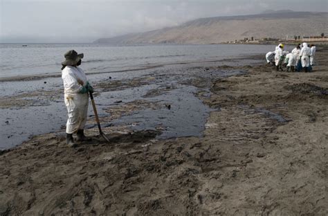 Oil spill tars Peruvian seaside towns, leaves fishermen jobless