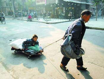 残疾儿童成都街头乞讨 警方刑拘幕后组织者_热点新闻_大成网_腾讯网