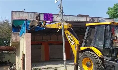 पुण्यात राडा : अतिक्रमण काढण्यासाठी आलेल्या अधिकाऱ्यांना नागरिकांकडून ...