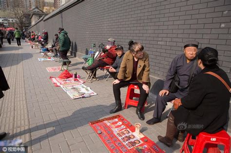 广东佛山“算命一条街”算命先生排排坐[1]- 中国日报网