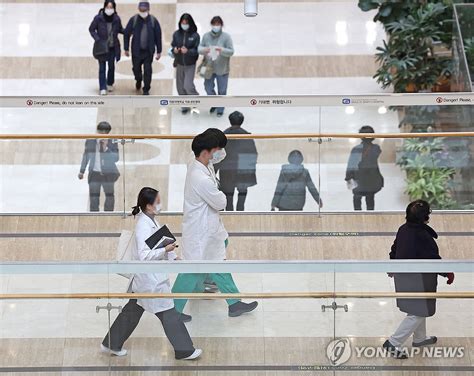 韩政府向近5000名拒不返岗医师发送吊销执照通知 | 韩联社