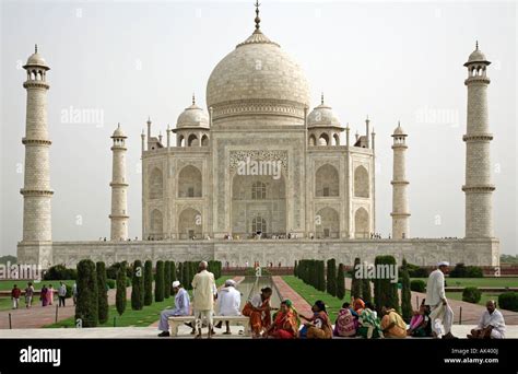 Taj Mahal People 的图像结果