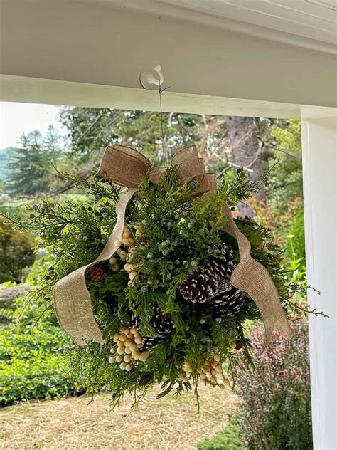 How to Make a Christmas Kissing Ball - Stacy Ling