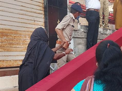 Policeman came to the aid of an old woman who was having difficulty in ...