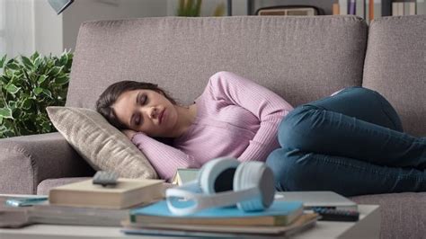 My mom’s busty friend woke up NAKED in my bed, so couldn't miss my chance - HottiesTwo