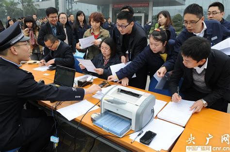 重庆高新区警方为群众上门办理出入境证件