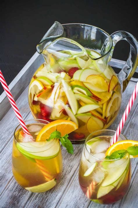 15 Best White Wine Cocktails - HowdyKitchen