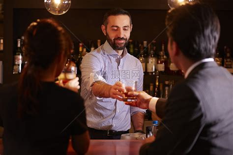 在酒吧喝酒聊天的都市精英人士高清图片下载-正版图片502208948-摄图网