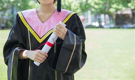 毕业季手拿毕业证的学生高清图片下载-正版图片500389753-摄图网