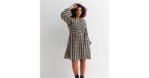 Curves Wavy Round Neck Flare Sleeve Tie Waist Mini Dress | New Look