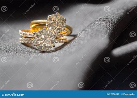 钻石婚戒 库存图片. 图片 包括有 订婚, 庆祝, 豪华, 看板卡, 愉快, 蜜月, 金子, 附注, 仪式 - 226501401