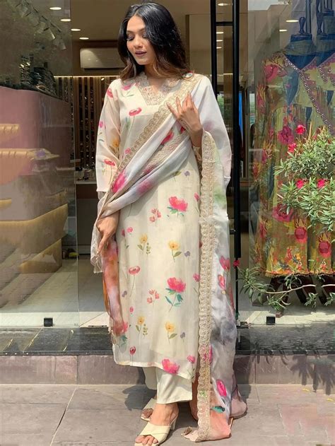 ⚡️Buy Tantalizing Off-White Floral Printed Event Wear Pant Suit With ...