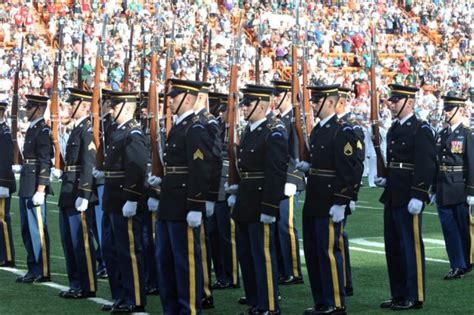 Servicemembers honored at NFL Pro Bowl | Article | The United States Army