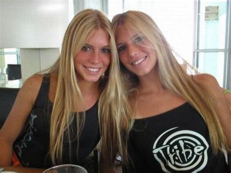 どっちがかわいいかドキドキしそう…世界の双子の美女たちの写真19枚:らばQ