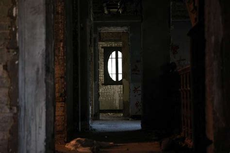 记者探访北京著名“鬼楼” 阴森地下室散发霉味_博览_环球网