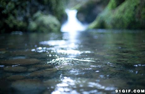 清澈泉水流淌图片-动态图片基地