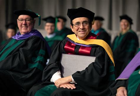 DMU Live Stream Graduation 的图像结果