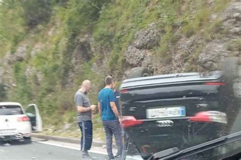 Teška nesreća u mjestu Grabovica, vozila završila na krovu: Ima ...