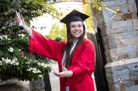Graduation Portrait 的图像结果