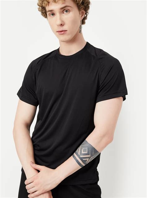 Buy Men Solid Slim Fit T-shirt Online at just Rs. 599.0 - 1000015306983 ...
