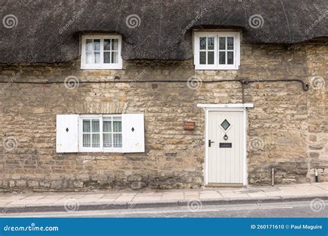 Fachada De Una Casa De Campo Con Techo De Paja En Corfe Castle Dorset ...