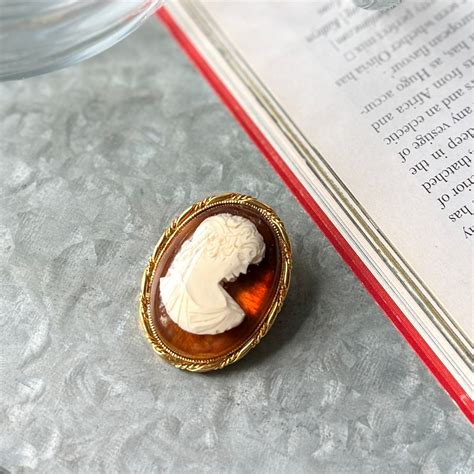 SC105-ヴィンテージブローチ・U.S.A. 1960〜70s Cameo Acrylic Cabochon Gold Tone Oval ...