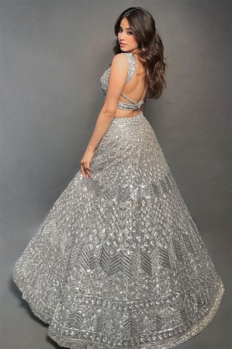 5 times Janhvi Kapoor vouched for chrome in her traditional saris and ...