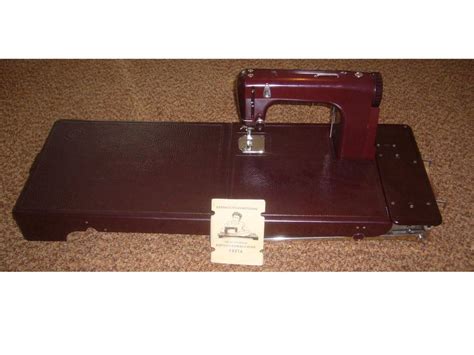 Elektrische Freiarm Koffernähmaschine mit Kniehebelsteuerung Freia in ...