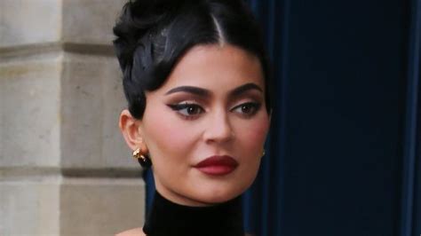 Kylie Jenner nearly suffers wardrobe malfunction as she spills out of ...