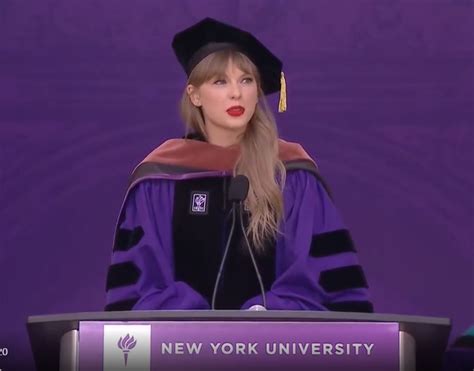 Taylor Swift 出席纽约大学2022届毕业典礼发表演讲并被授予了 “艺术博士”！！！ - 哔哩哔哩