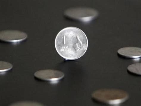 Rupee snaps 2-day losing run, ends up by 7 paise against dollar ...