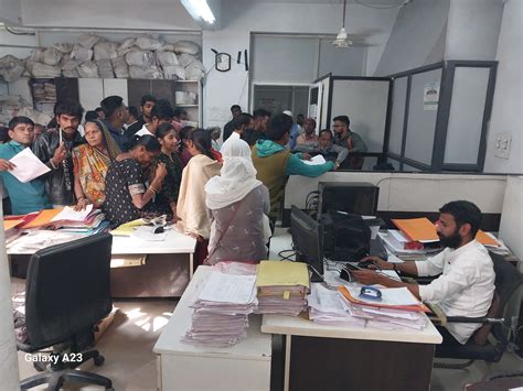 Waste of applicants' time daily in Anand Mamlatdar office | અરજદારોની ...