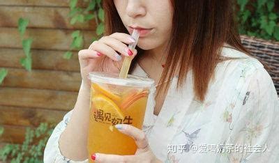 4k美女喝奶茶、喝奶茶玩手机视频素材,休闲娱乐视频素材下载,高清3840X2160视频素材下载,凌点视频素材网,编号:355177