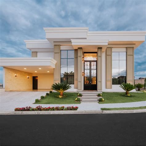 Fachada de casa linda de esquina com estilo neoclássico! - Decor Salteado