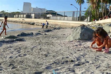 Baywalk sa Maynila dinagsa ng mga namamasyal | ABS-CBN News