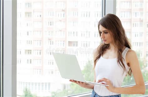 Business Woman On Computer 的图像结果