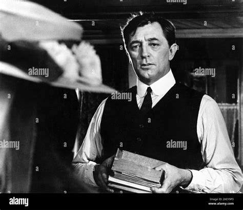 SARAH MILES (back to camera) and ROBERT MITCHUM in RYAN'S DAUGHTER 1970 director DAVID LEAN ...