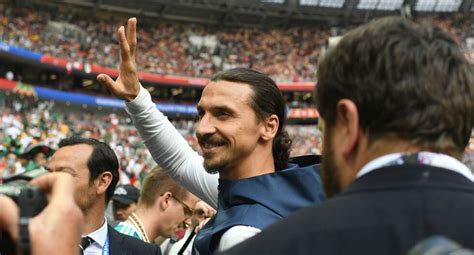 Zlatan Ibrahimovic fue ovacionado y aclamado por los hinchas en el ...