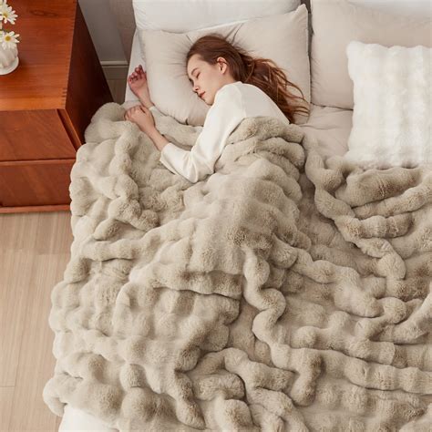 Bedsure Faux Fur Blanket, Light Brown Soft and Fluffy Blanket, Fuzzy ...